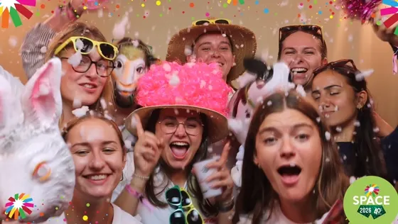 Des invités en pleine fête devant la caméra