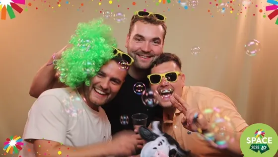 Trois amis rient ensemble devant la caméra slowmotion