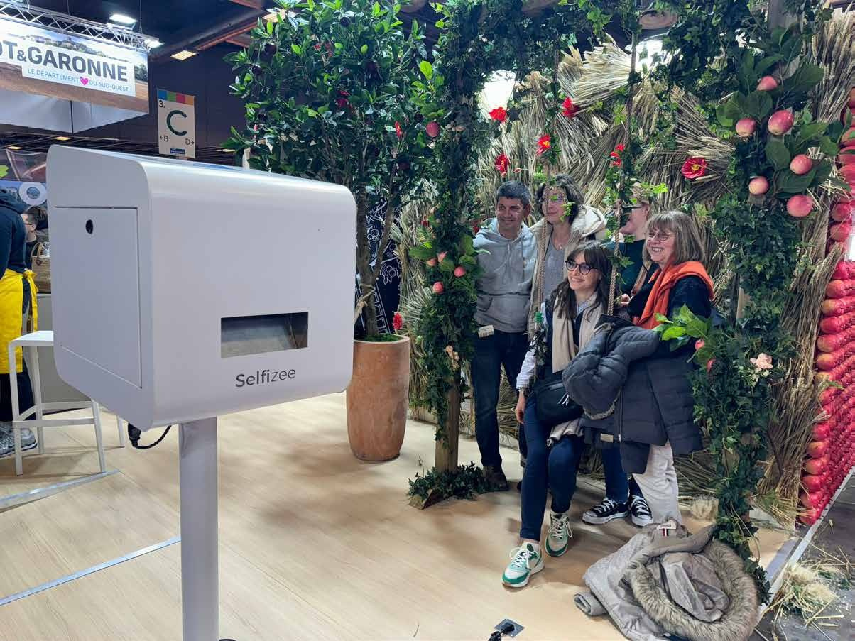 Une borne photo Selfizee utilisée par un groupe sur un salon