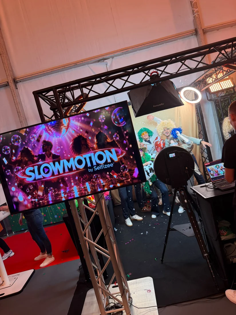 Le dispositif slow motion et son écran installés sur un événement