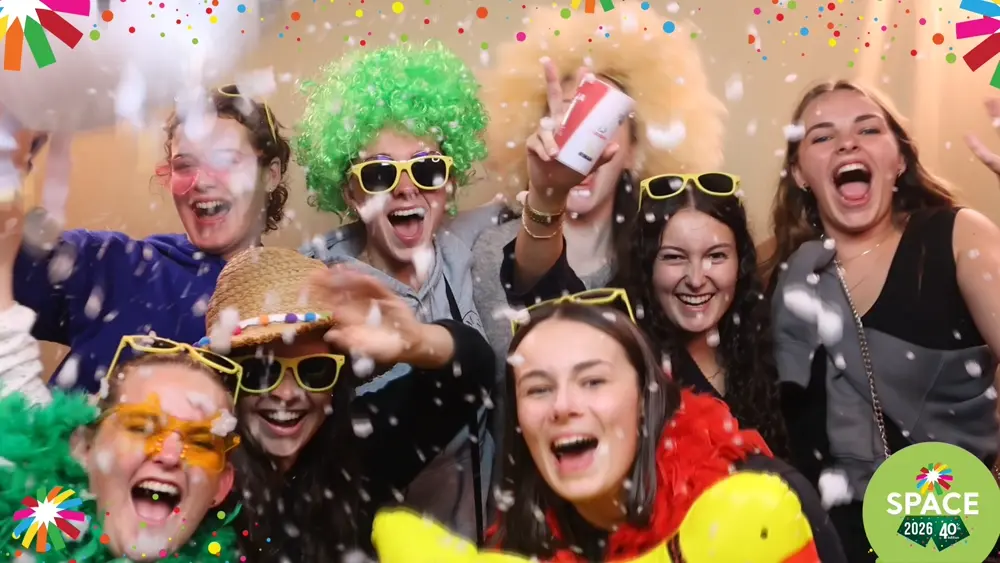 Des amis rient et font la fête devant la caméra