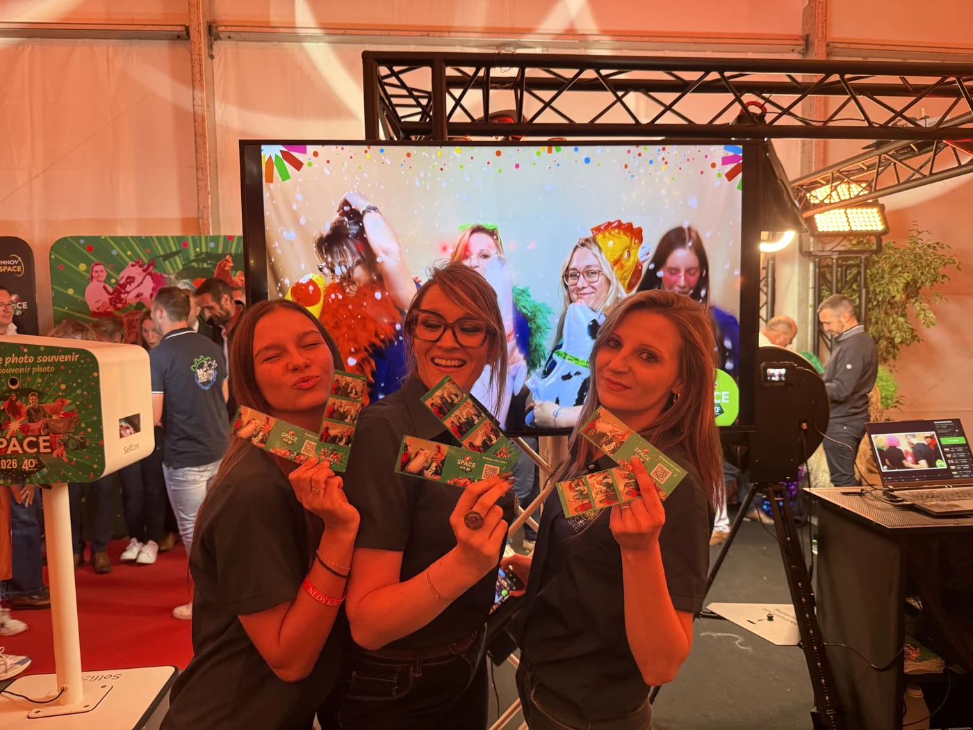 Des participantes montrent leurs photos imprimées, proposées en option